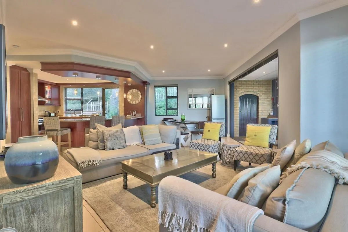 Tranquil Family Escape Spacious Home & Garden ile iletişim